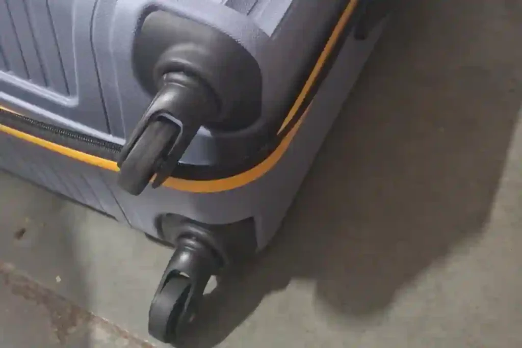 Comparison between spinner wheels and inline suitcase wheels